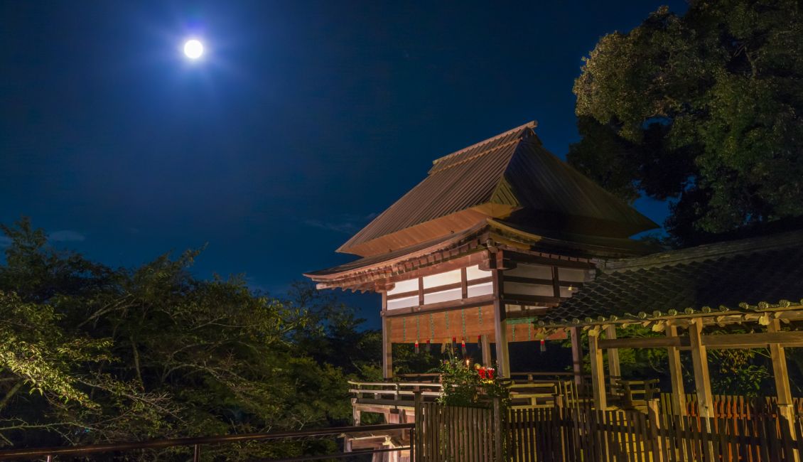 中秋の名月と月見亭 写真