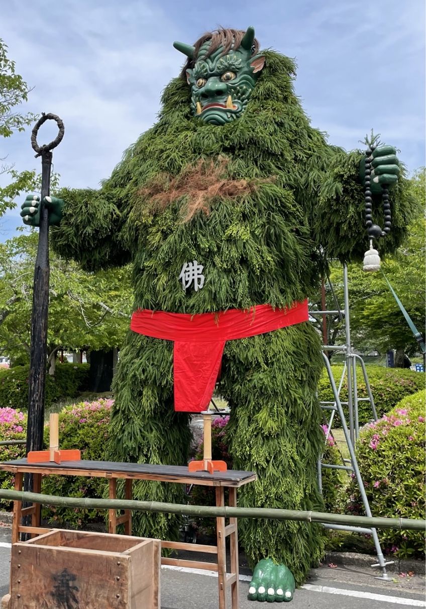 石山寺門前に飾られる青鬼
