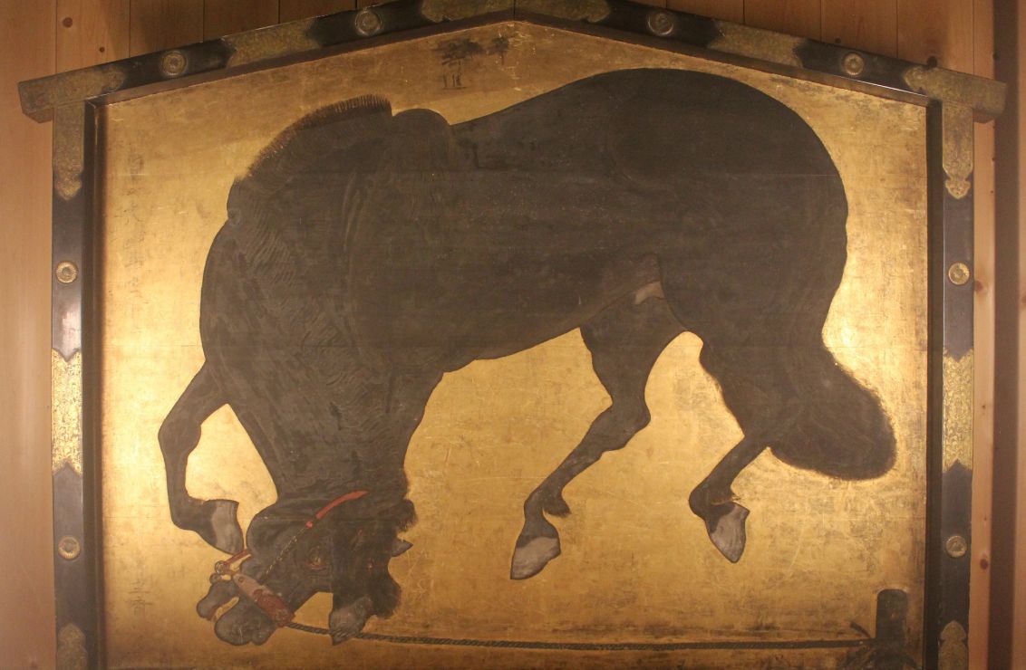 祈り、馬に乗る