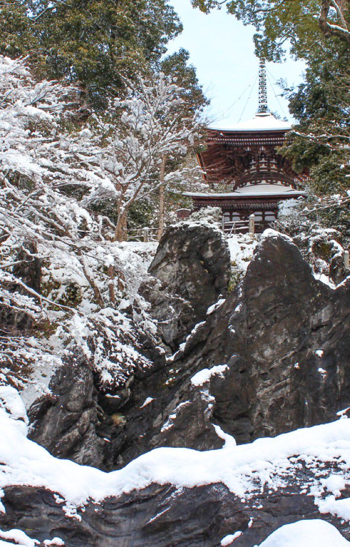 石山寺と雪の写真
